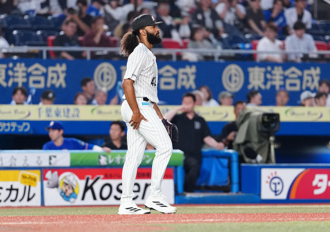 ロッテ対中日　3回表中日1死一、三塁、田中幹也に適時打を浴び、浮かない表情のアンドレ・ジャクソン.（撮影・鈴木みどり）