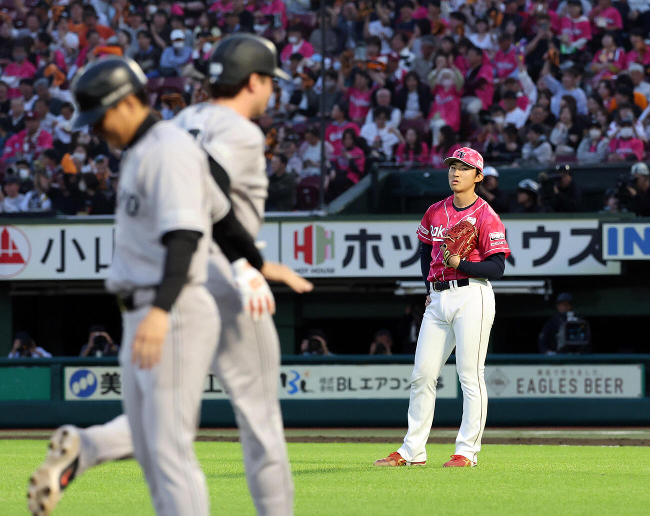 楽天対巨人　3回表巨人2死一、三塁、ボビー・ダルベック（手前）に3点本塁打を許し悔しそうな荘司康誠（撮影・浅見桂子）＝2026年6月9日