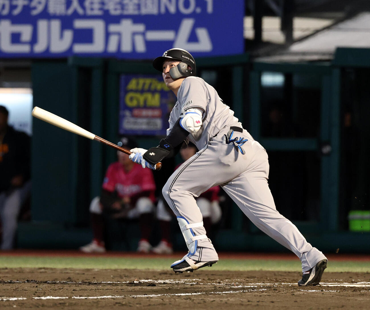 楽天対巨人　7回表巨人無死、岸田行倫はソロ本塁打を放つ（撮影・浅見桂子）