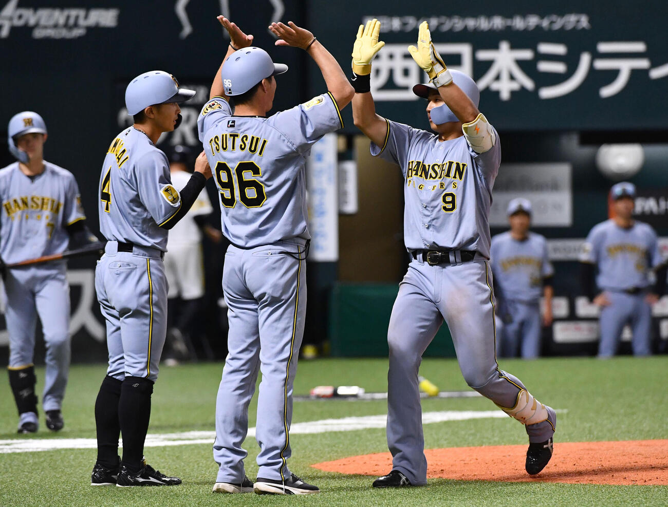ソフトバンク対阪神　5回表阪神2死一塁、左越え2点本塁打を放った立石正広（右）は、左から熊谷敬宥、筒井壮外野守備兼走塁チーフコーチとタッチを交わす（撮影・岩下翔太）