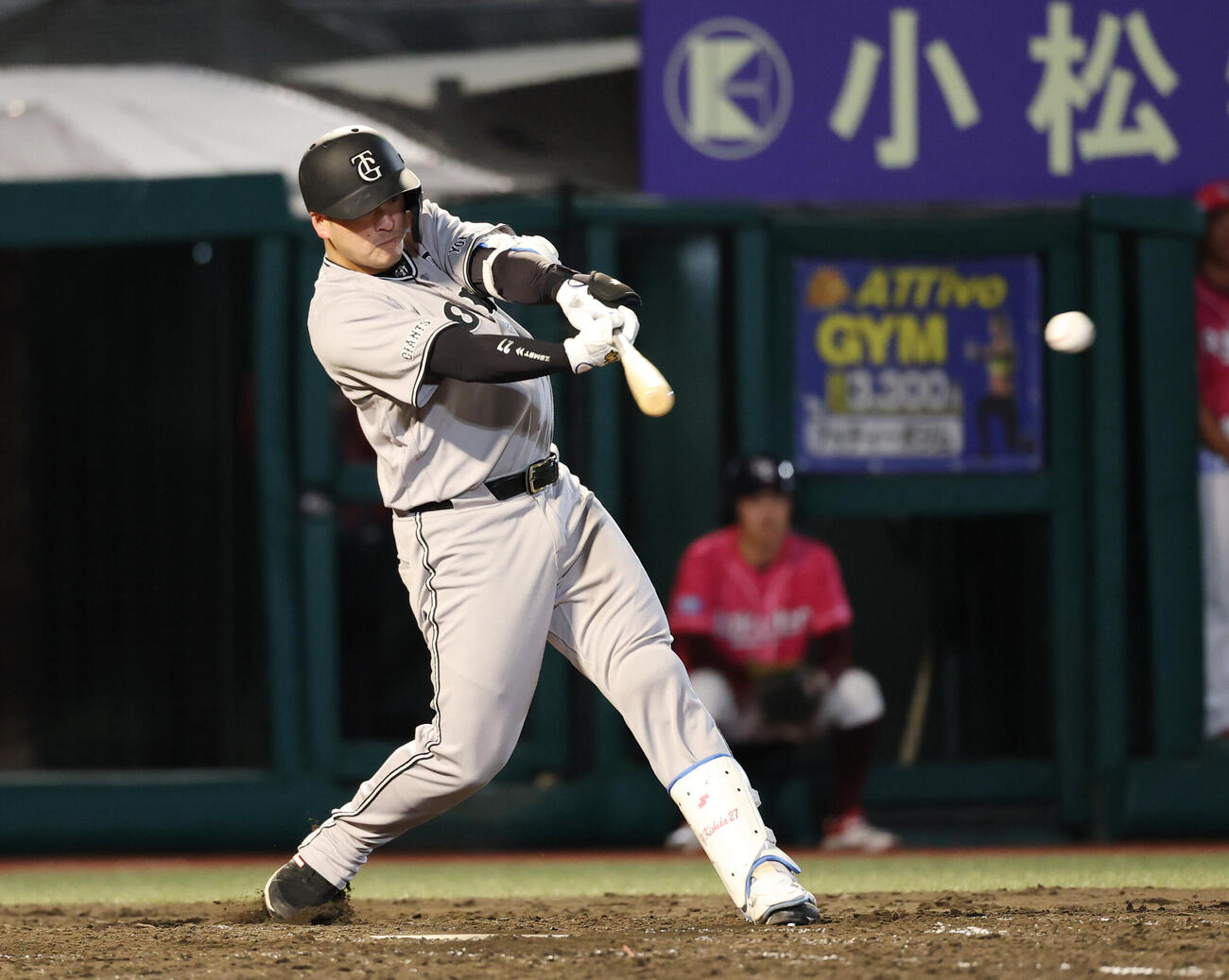 楽天対巨人　5回表巨人2死、安打を放つ岸田行倫（撮影・増田悦実）