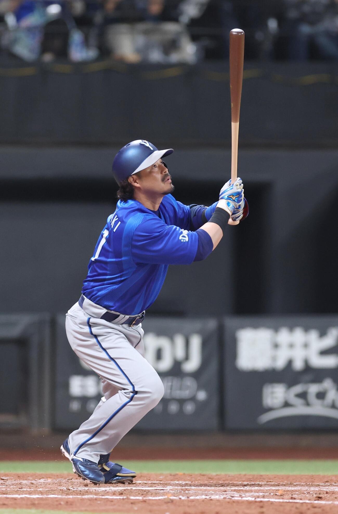日本ハム対DeNA 4回表DeNA2死、安打を放つ宮崎敏郎（撮影・黒川智章）