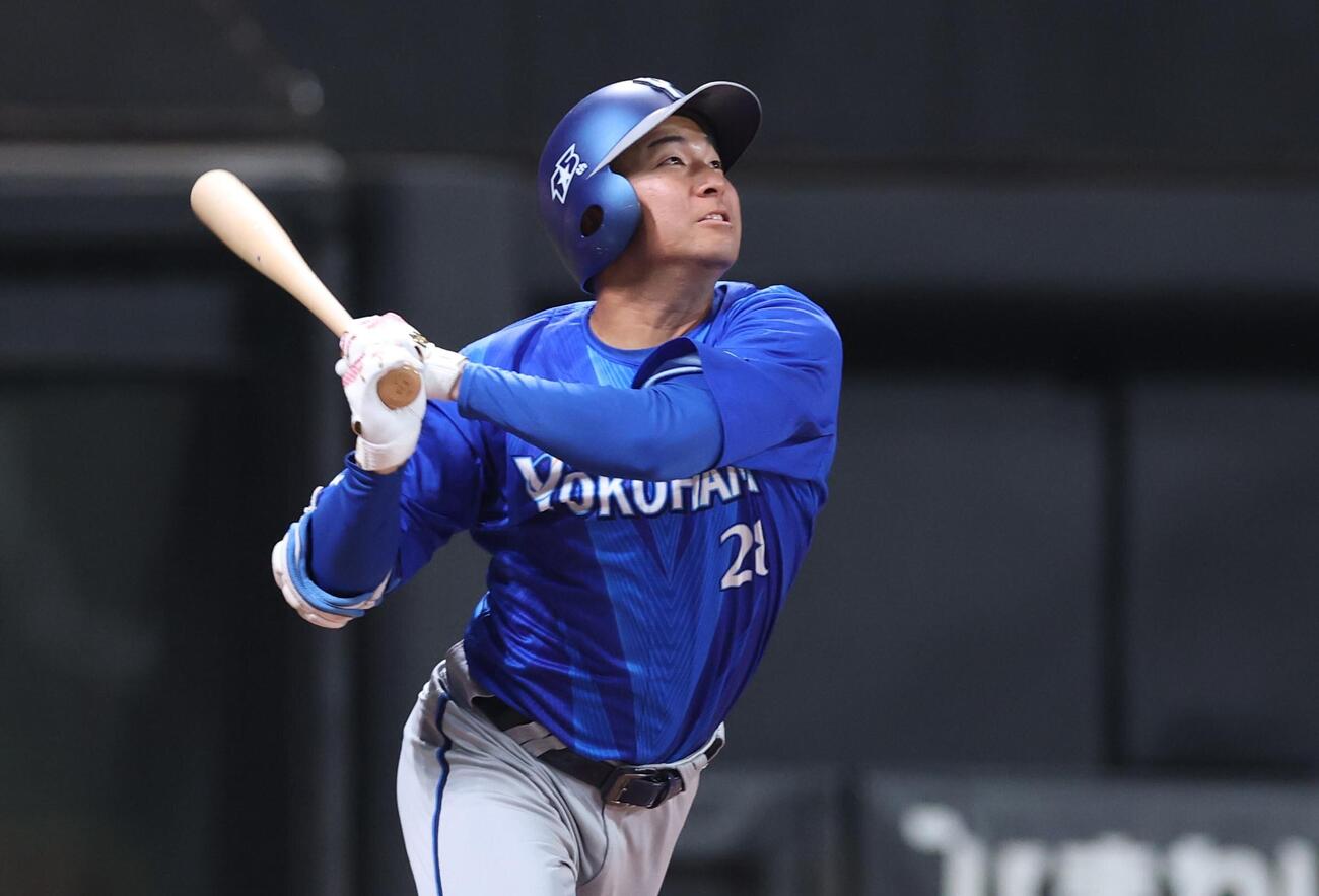 日本ハム対DeNA 7回表DeNA2死、安打を放つ勝又温史（撮影・黒川智章）