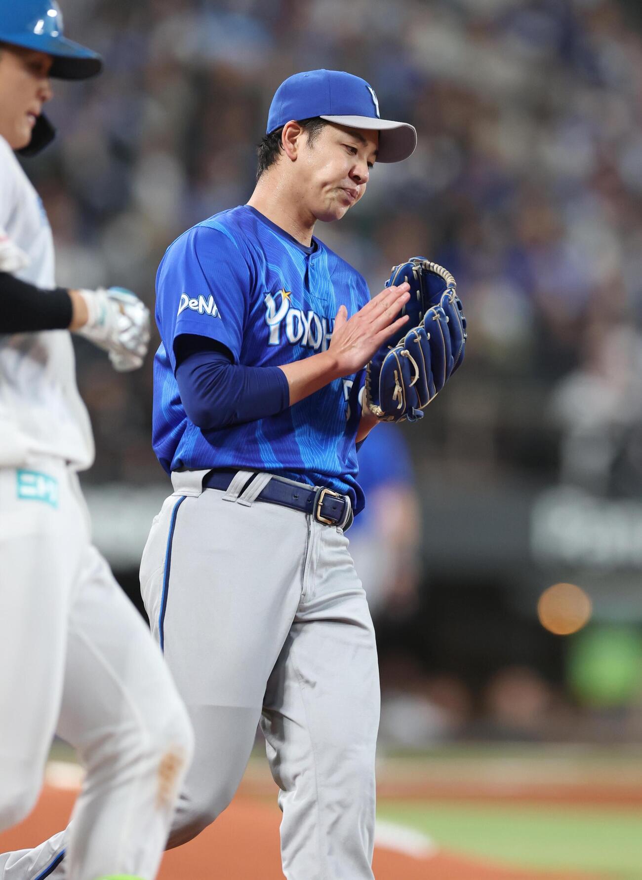 日本ハム対DeNA 1回裏日本ハム2死満塁、郡司裕也（左）を打ち取りグラブをたたく平良拳太郎（撮影・黒川智章）