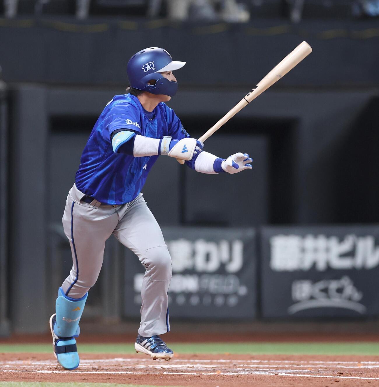 日本ハム対DeNA 2回表DeNA1死一塁、安打を放つ度会隆輝（撮影・黒川智章）