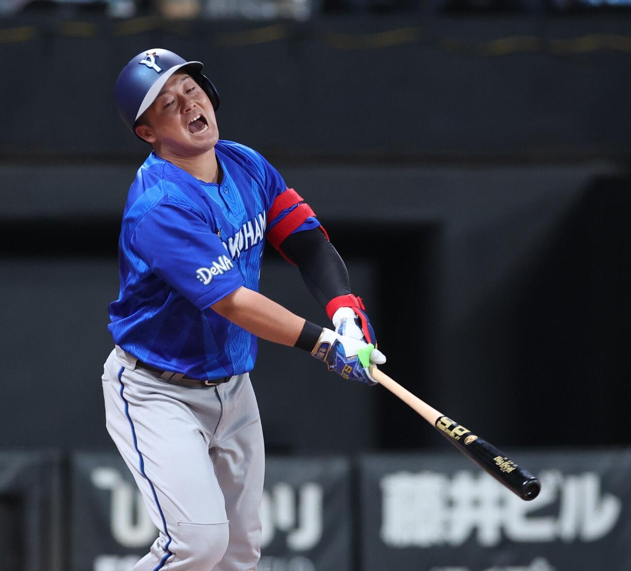 日本ハム対DeNA 3回表DeNA2死、打ち損じ顔をしかめる牧秀悟（撮影・黒川智章）