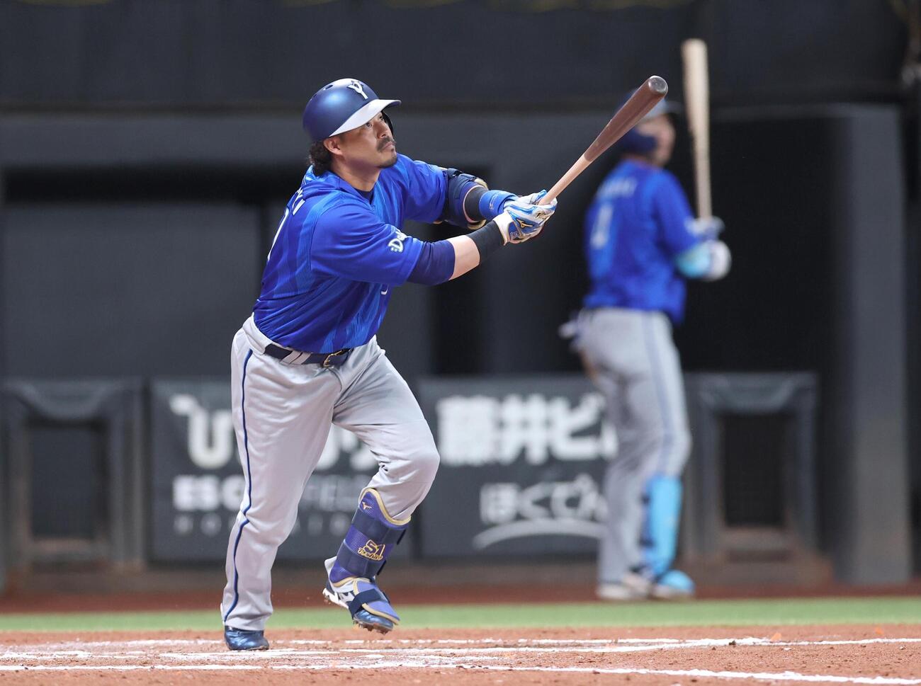 日本ハム対DeNA 7回表DeNA1死、本塁打を放つ宮崎敏郎（撮影・黒川智章）