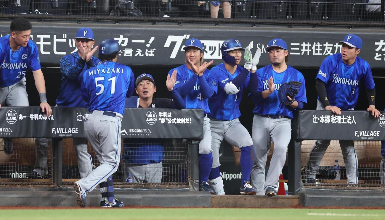 日本ハム対DeNA 7回表、本塁打を放った宮崎敏郎を出迎えるナイン（撮影・黒川智章）