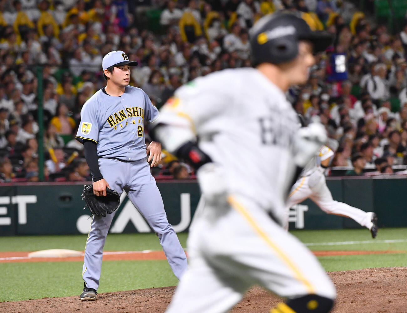 ソフトバンク対阪神　5回裏ソフトバンク無死二塁、牧原大成（右）に右越え2点本塁打を打たれた椎葉剛（撮影・岩下翔太）