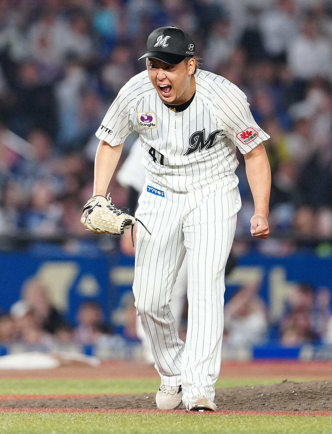 ロッテ対中日　8回表中日2死満塁、ミゲル・サノーを遊ゴロに仕留め、雄たけびを上げる鈴木昭汰（撮影・鈴木みどり）