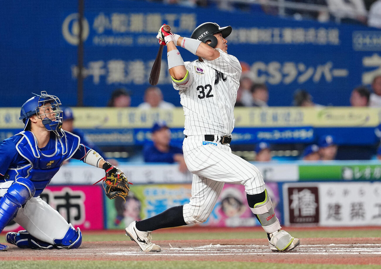 ロッテ対中日　6回裏ロッテ1死一、三塁、中犠飛を放つ佐藤都志也（撮影・鈴木みどり）