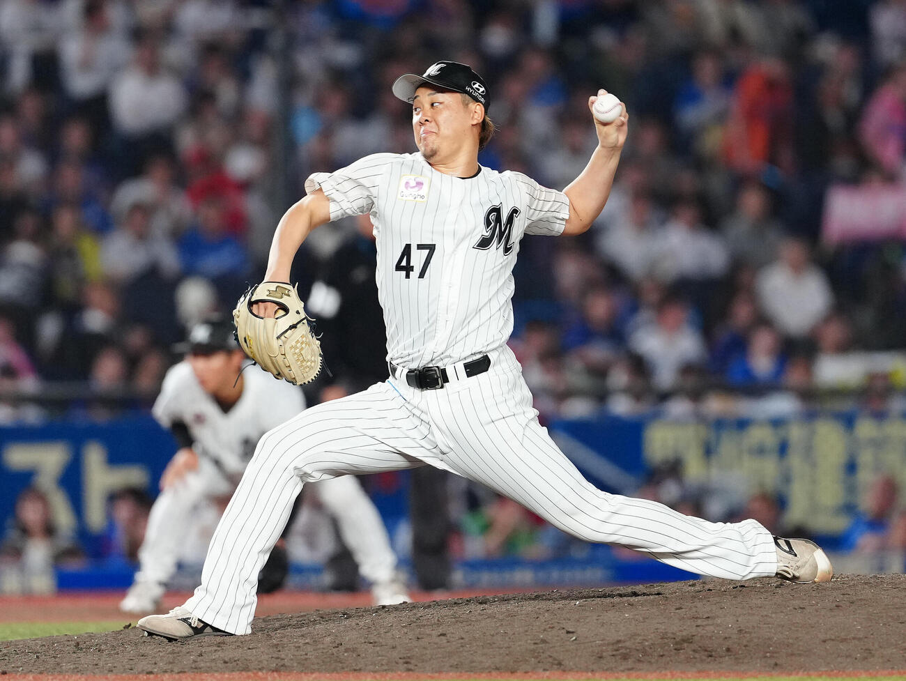 ロッテ対中日　8回表から3番手で登板したロッテ鈴木昭汰（撮影・鈴木みどり）