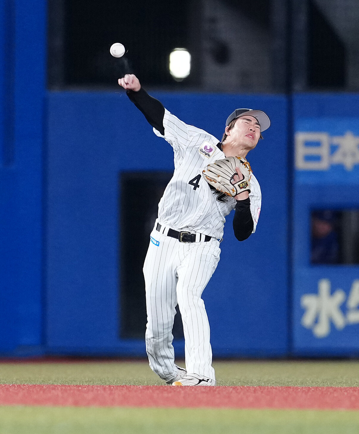 ロッテ対中日　8回表中日2死満、ミゲル・サノーの打球を一塁へ送球する遊撃手友杉篤輝（撮影・鈴木みどり）
