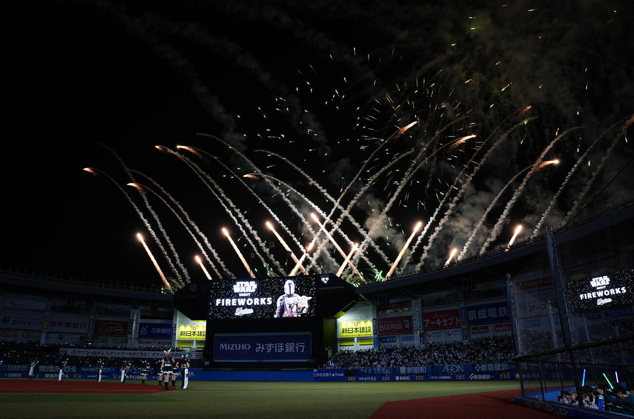 ロッテ対中日　5回裏終了後、打ち上がる花火（撮影・鈴木みどり）