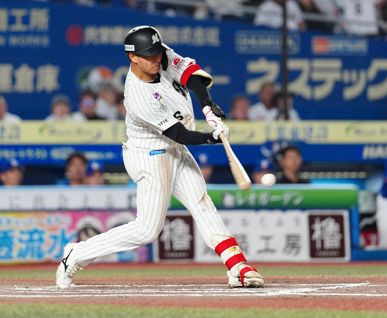 ロッテ対中日　6回裏ロッテ1死一、三塁、適時打を放つ西川史礁（撮影・鈴木みどり）