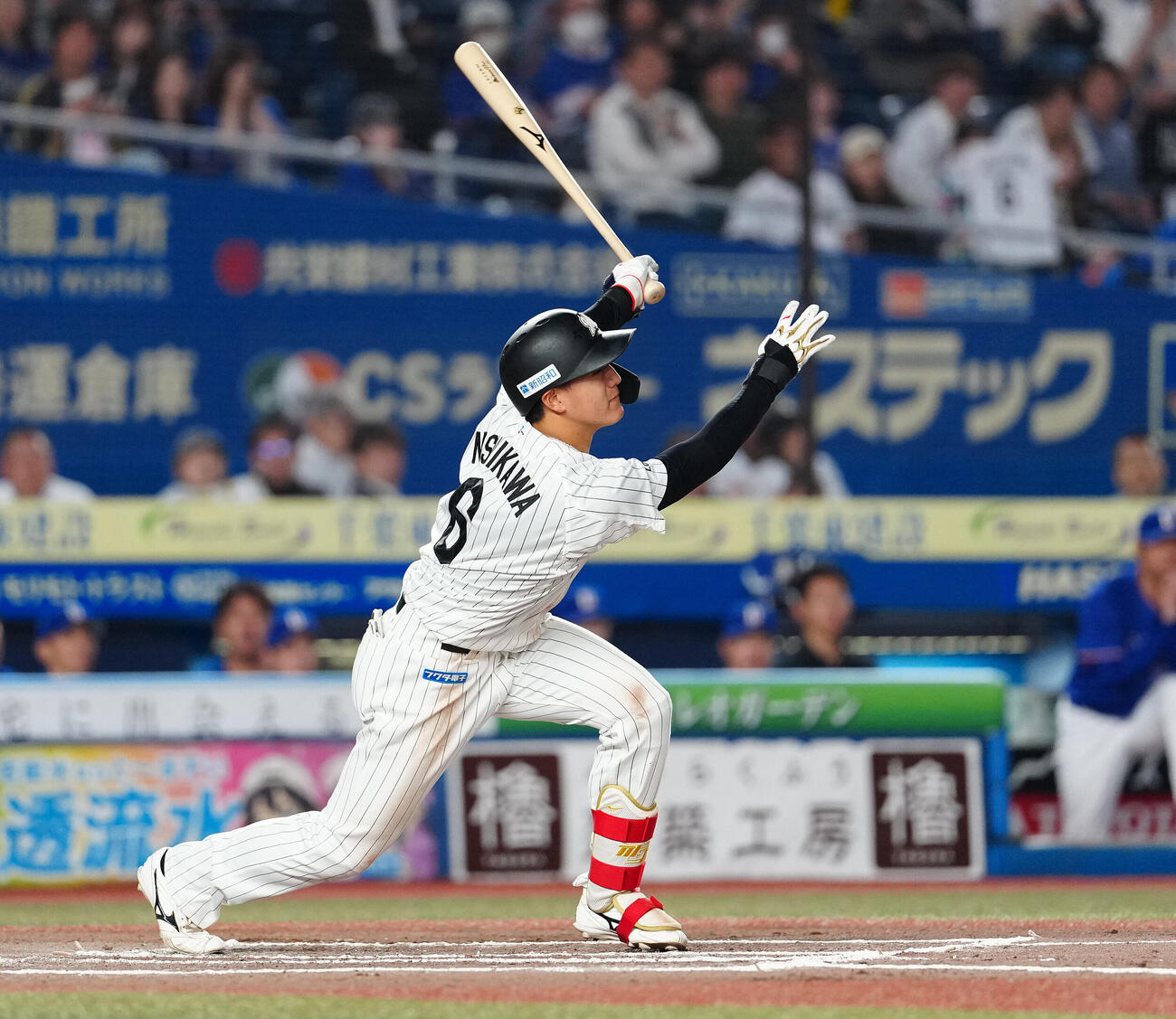 ロッテ対中日　6回裏ロッテ1死一、三塁、適時打を放つ西川史礁（撮影・鈴木みどり）