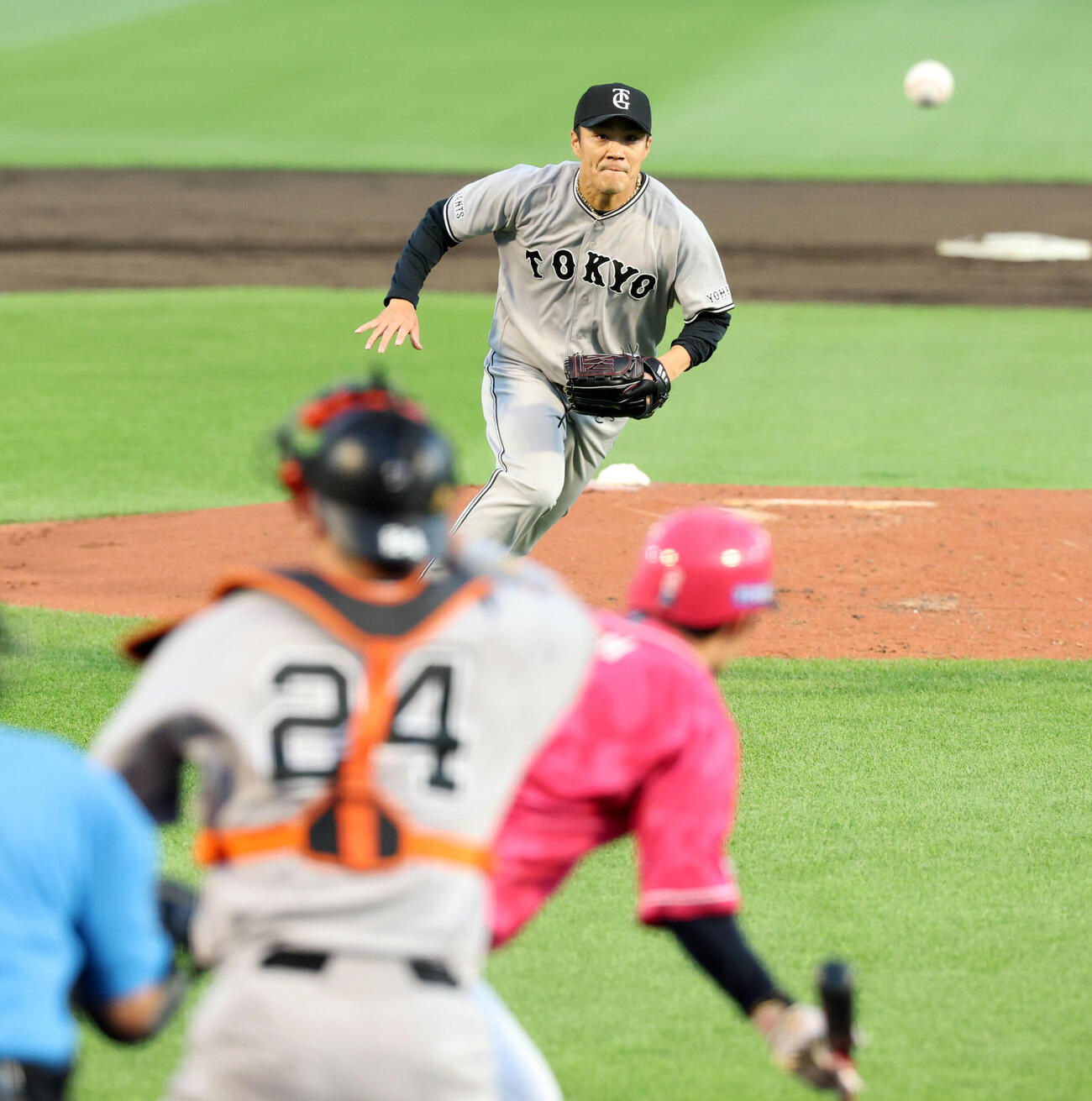 楽天対巨人　2回裏楽天1死一、三塁、太田光のスクイズをダッシュし阻止する則本昂大（撮影・浅見桂子）＝2026年6月9日