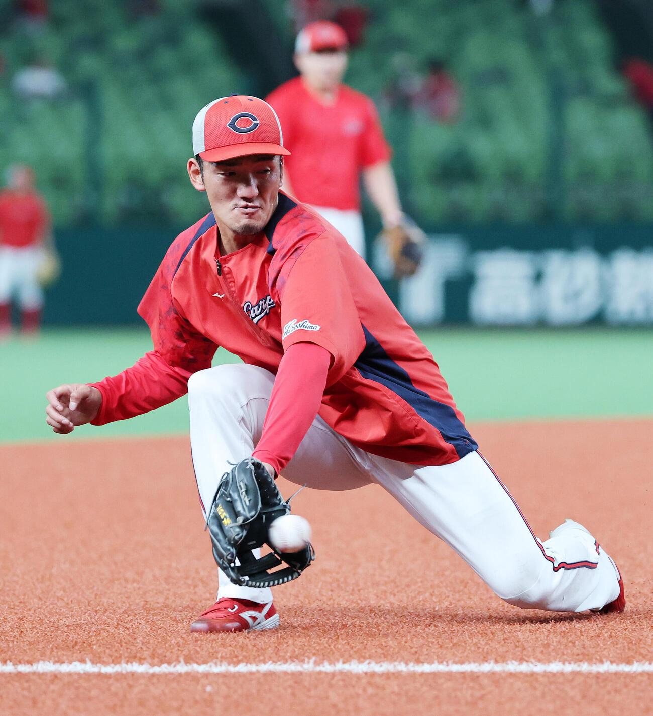西武対広島　ノックを受ける広島矢野雅哉（撮影・鈴木正人）