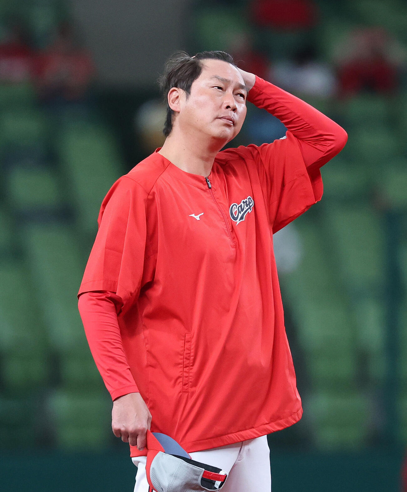 西武対広島　練習を見つめる広島新井貴浩監督（撮影・鈴木正人）
