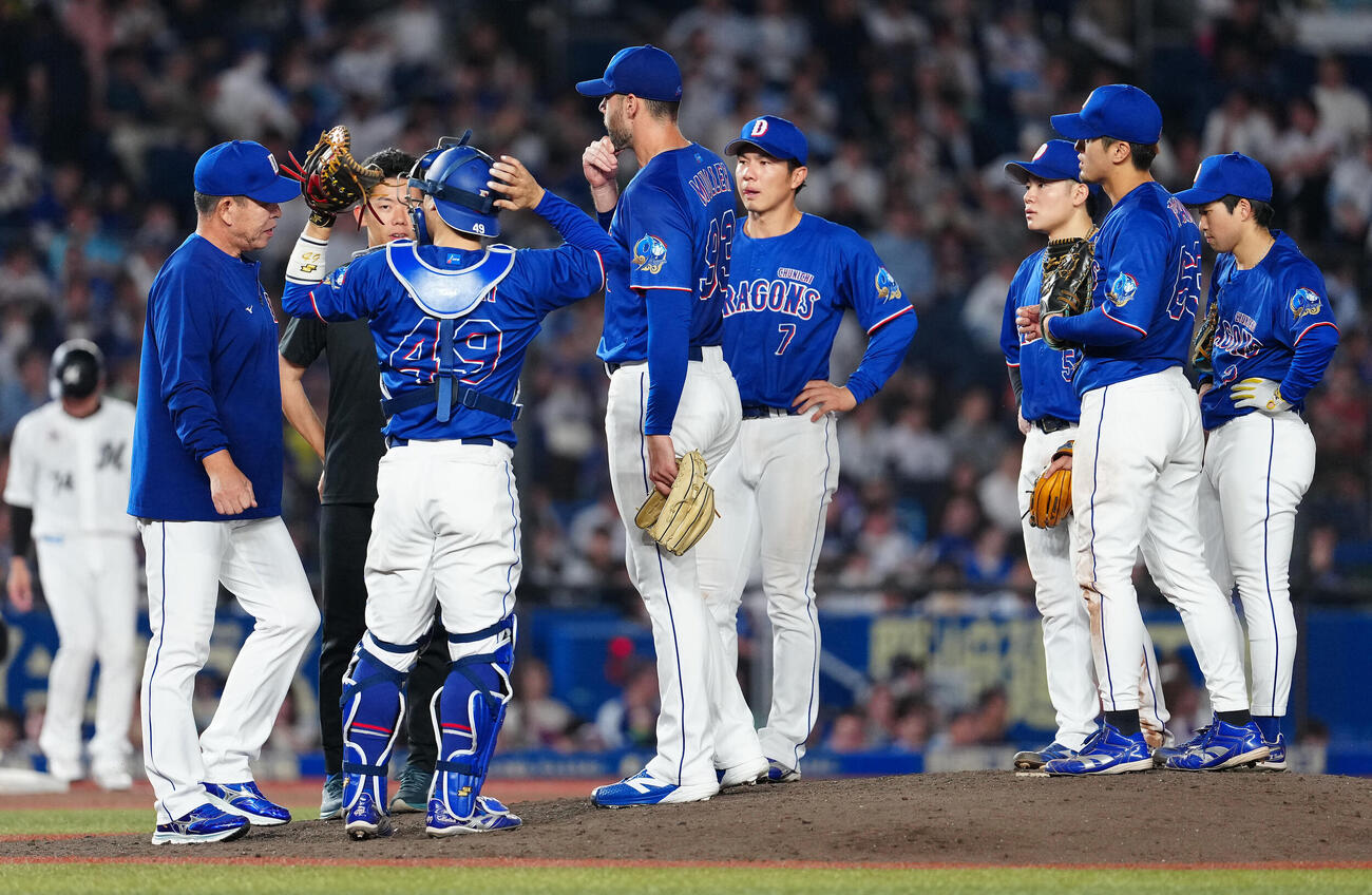 ロッテ対中日　6回裏、降板する中日カイル・マラー（中央）。左は井上一樹監督（撮影・鈴木みどり）