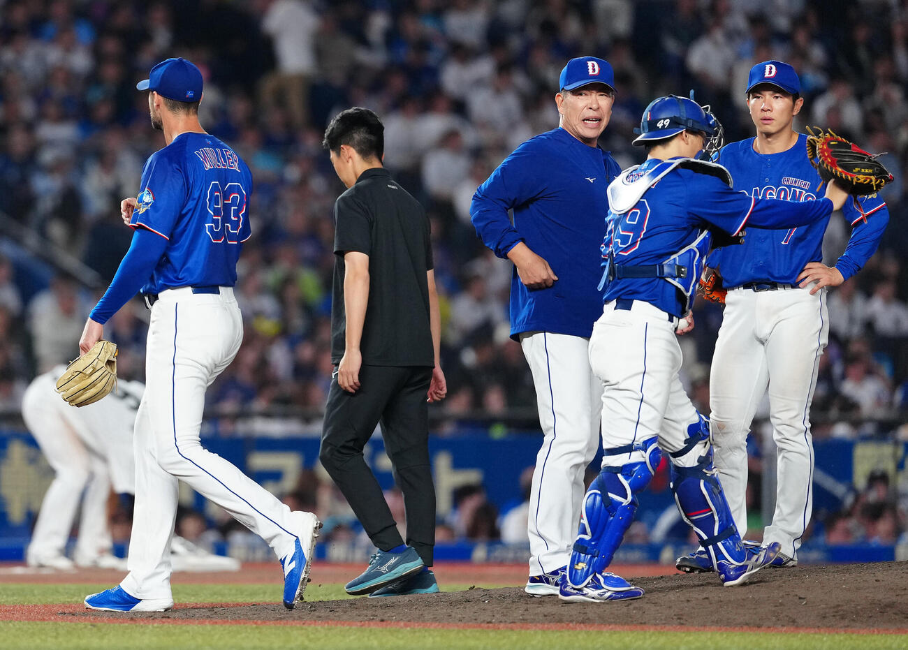ロッテ対中日　6回裏、降板する中日カイル・マラー（左）。中央は井上一樹監督（撮影・鈴木みどり）