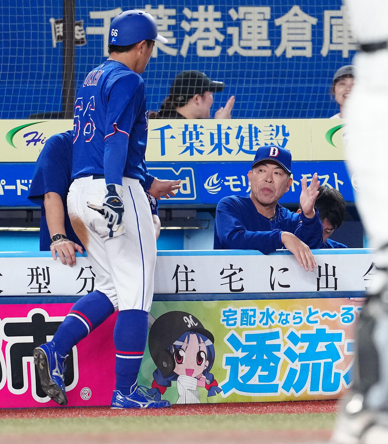 ロッテ対中日　3回表中日1死一、三塁、田中幹也の適時打で生還した鵜飼航丞を迎える井上一樹監督（右）.（撮影・鈴木みどり）