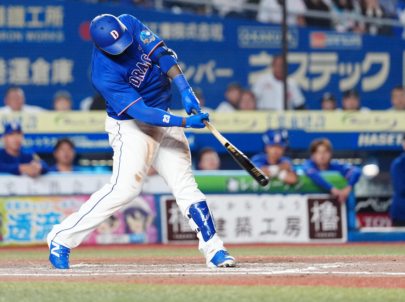 ロッテ対中日　8回表中日2死満塁、遊ゴロに倒れるミゲル・サノー（撮影・鈴木みどり）