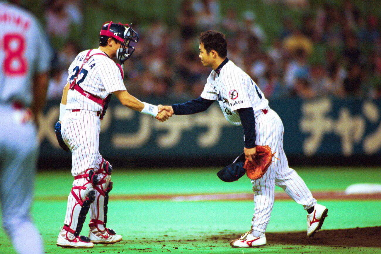 プロ入り初完封の藤井秀悟は古田敦也と握手（2001年撮影）