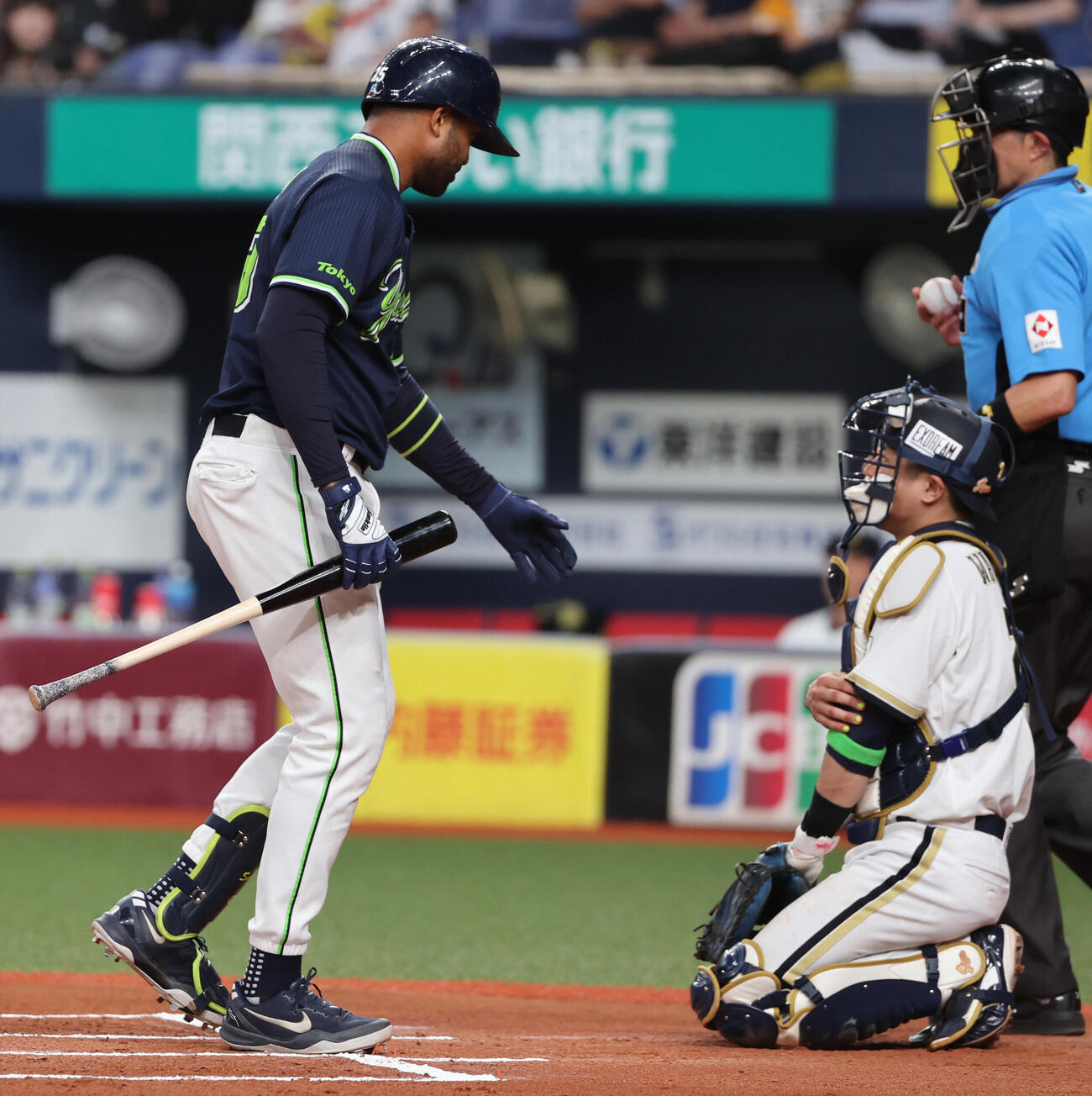 オリックス対ヤクルト　6回表ヤクルト無死二塁、ドミンゴ・サンタナがファールを打った際にバットが若月健矢捕手の左腕に当たり謝る（撮影・西尾就之）