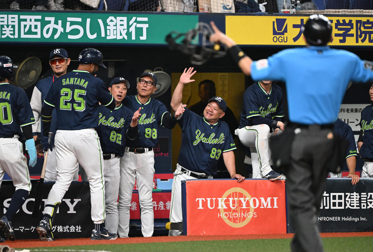 オリックス対ヤクルト　7回表ヤクルト2死三塁、1度は本塁打と判定されたサンタナを迎える池山隆寛監督撮影・和賀正仁）＝2026年6月9日