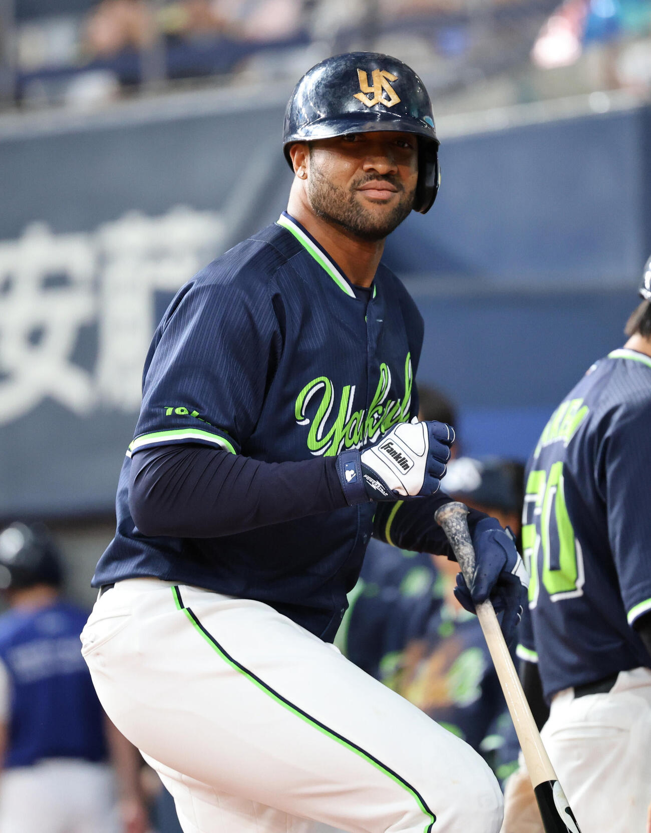 オリックス対ヤクルト　7回表ヤクルト2死三塁、ドミンゴ・サンタナは中堅へ飛球を放ち、一度は本塁打と判定され、ベンチ前で祝福を受け、ポーズを決めたが、リプレー検証の結果二塁打となった（撮影・西尾就之）
