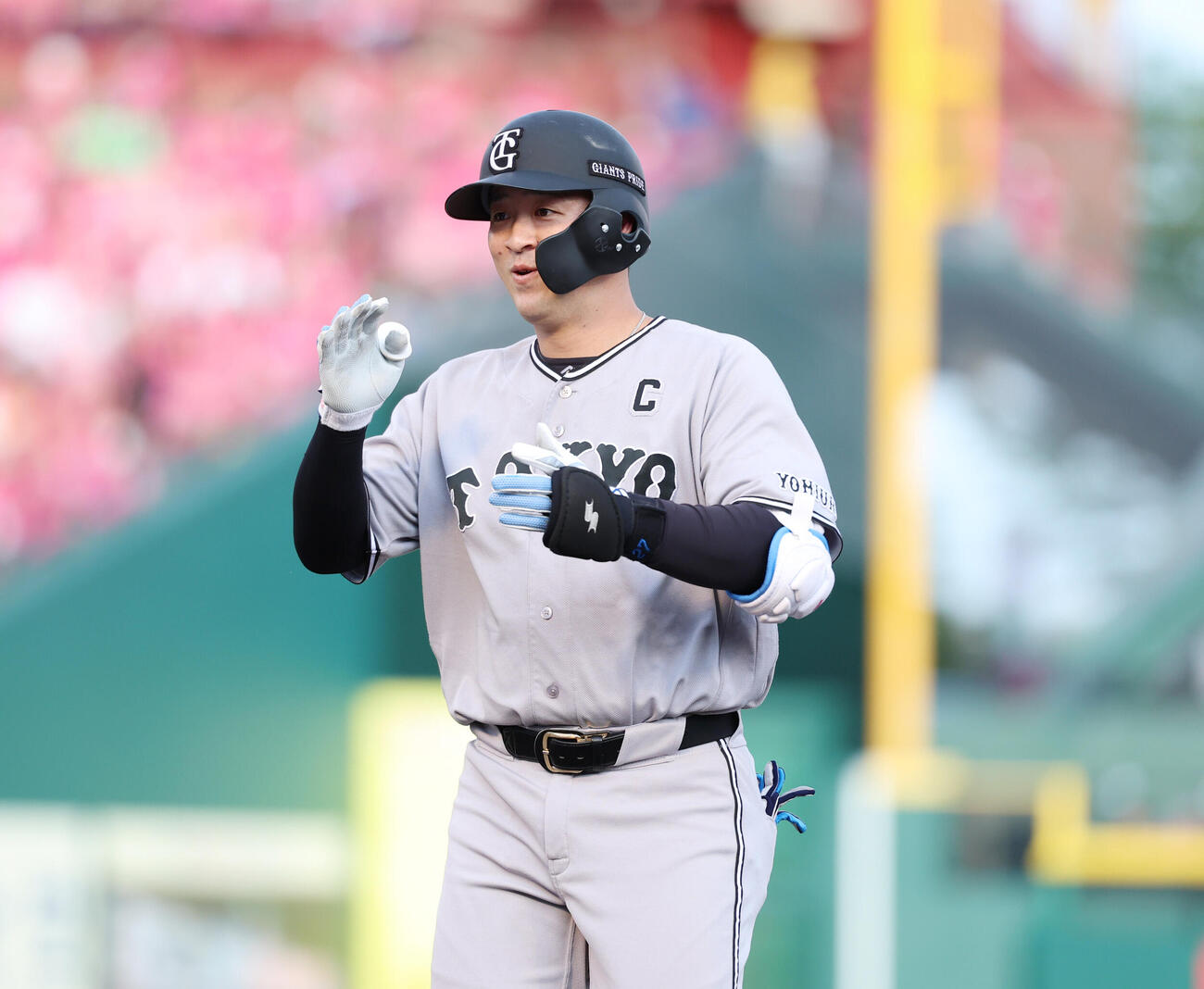 楽天対巨人　1回表巨人1死一塁、安打を放ちポーズをする岸田行倫（撮影・増田悦実）