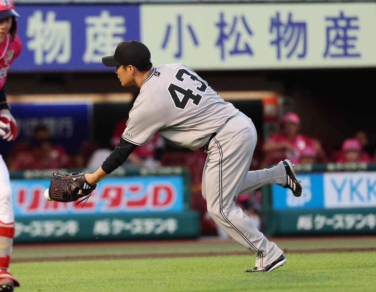 楽天対巨人　2回裏楽天1死一、三塁、太田光のセーフティースクイズをさばく則本昂大（撮影・増田悦実）