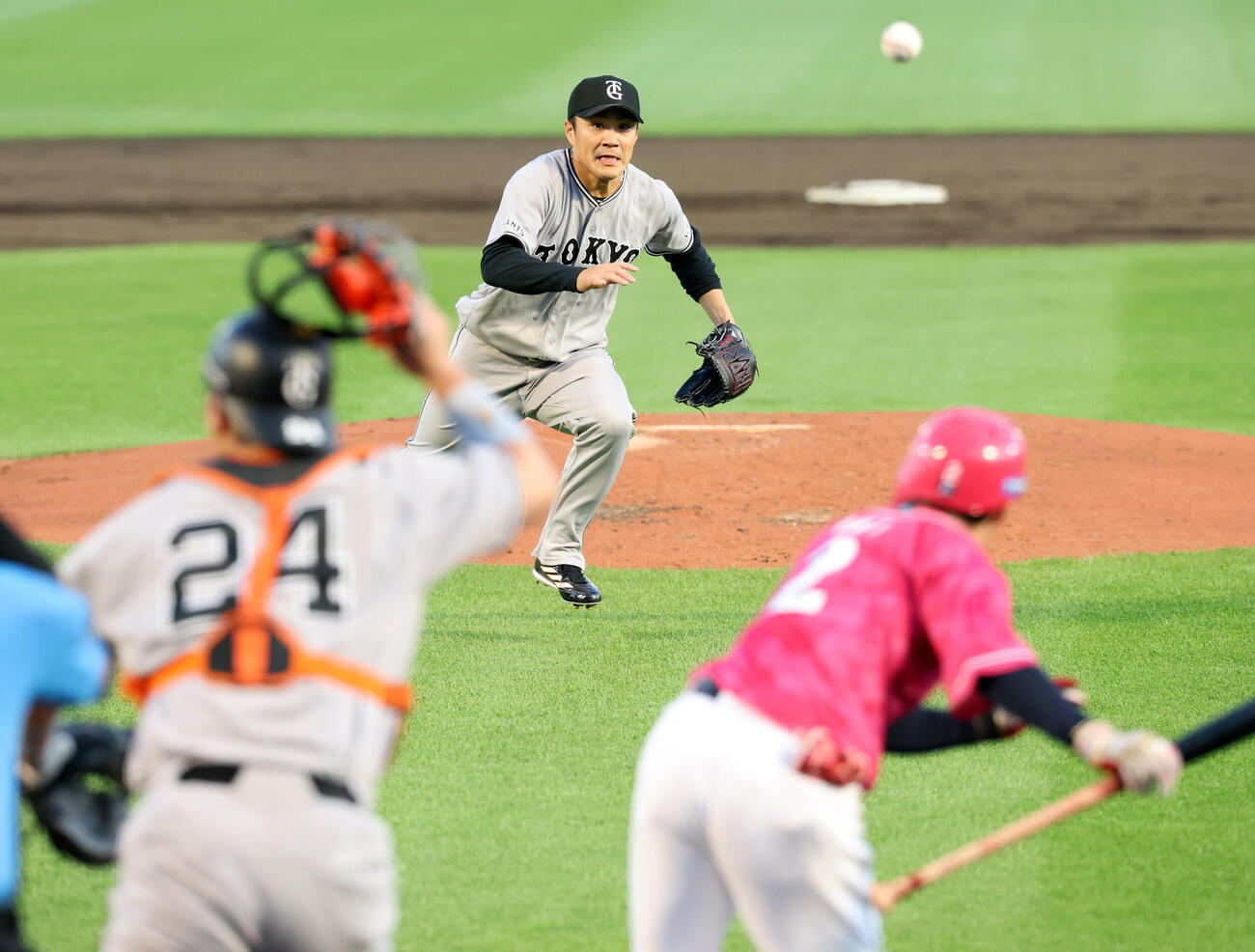 楽天対巨人　2回裏楽天1死一、三塁、太田光のスクイズをダッシュし阻止する則本昂大（撮影・浅見桂子）