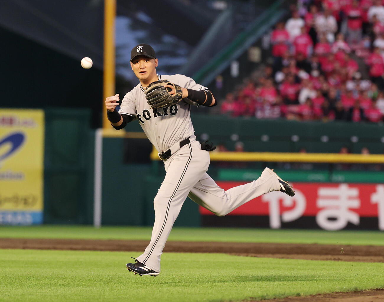 楽天対巨人　3回裏楽天1死、辰己涼介の2ゴロをさばく吉川尚輝（撮影・増田悦実）