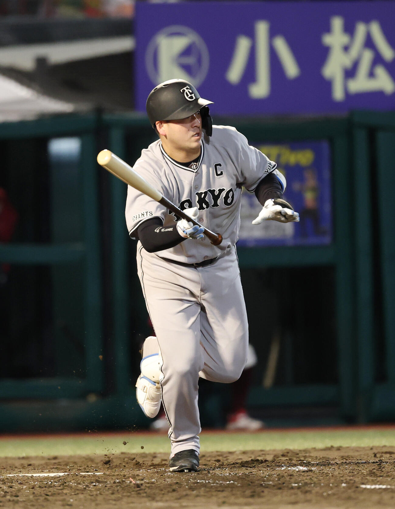 楽天対巨人　5回表巨人2死、安打を放つ岸田行倫（撮影・増田悦実）