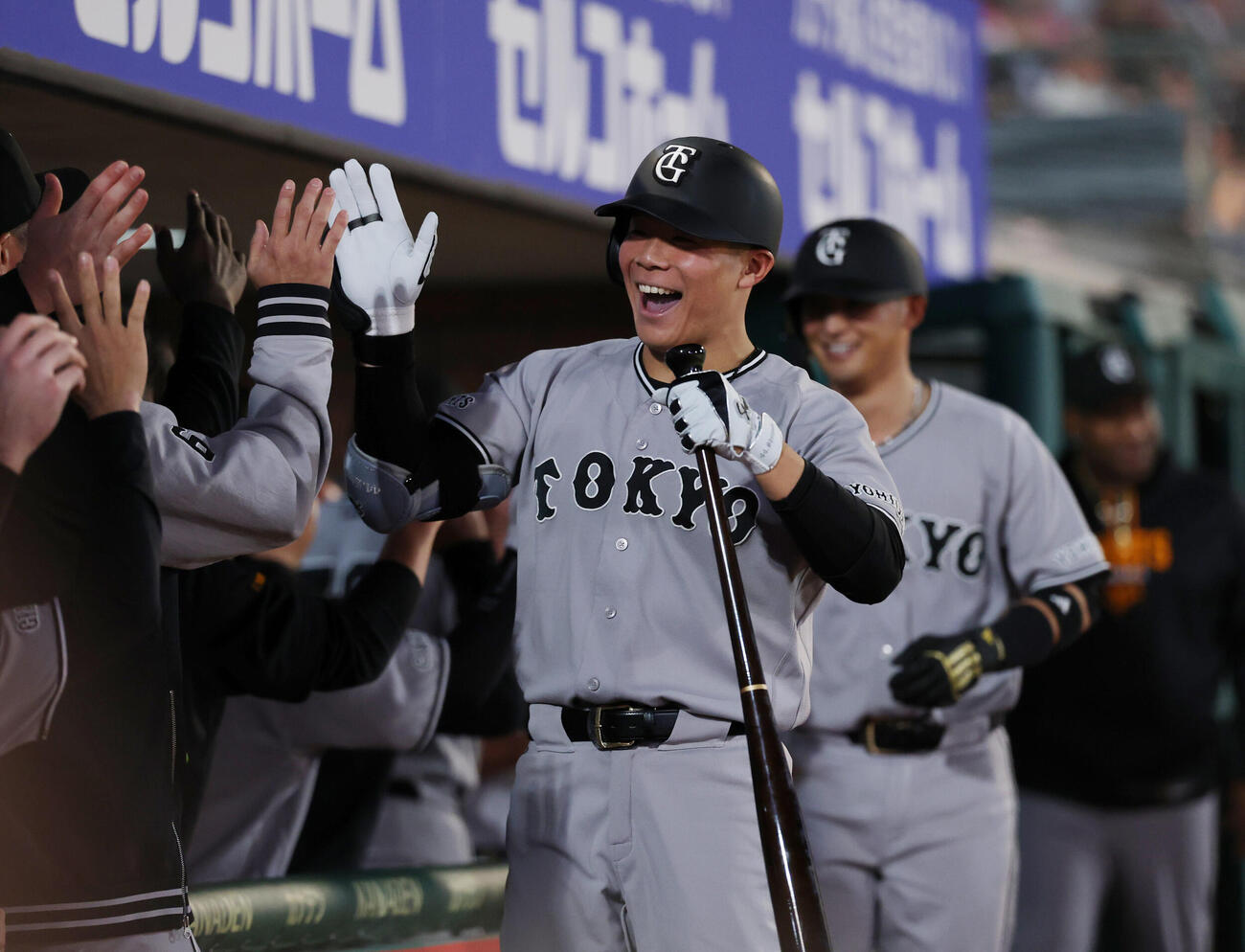 楽天対巨人　6回表巨人1死二塁、2点本塁打を放ちナインとタッチを交わす佐々木俊輔（撮影・増田悦実）