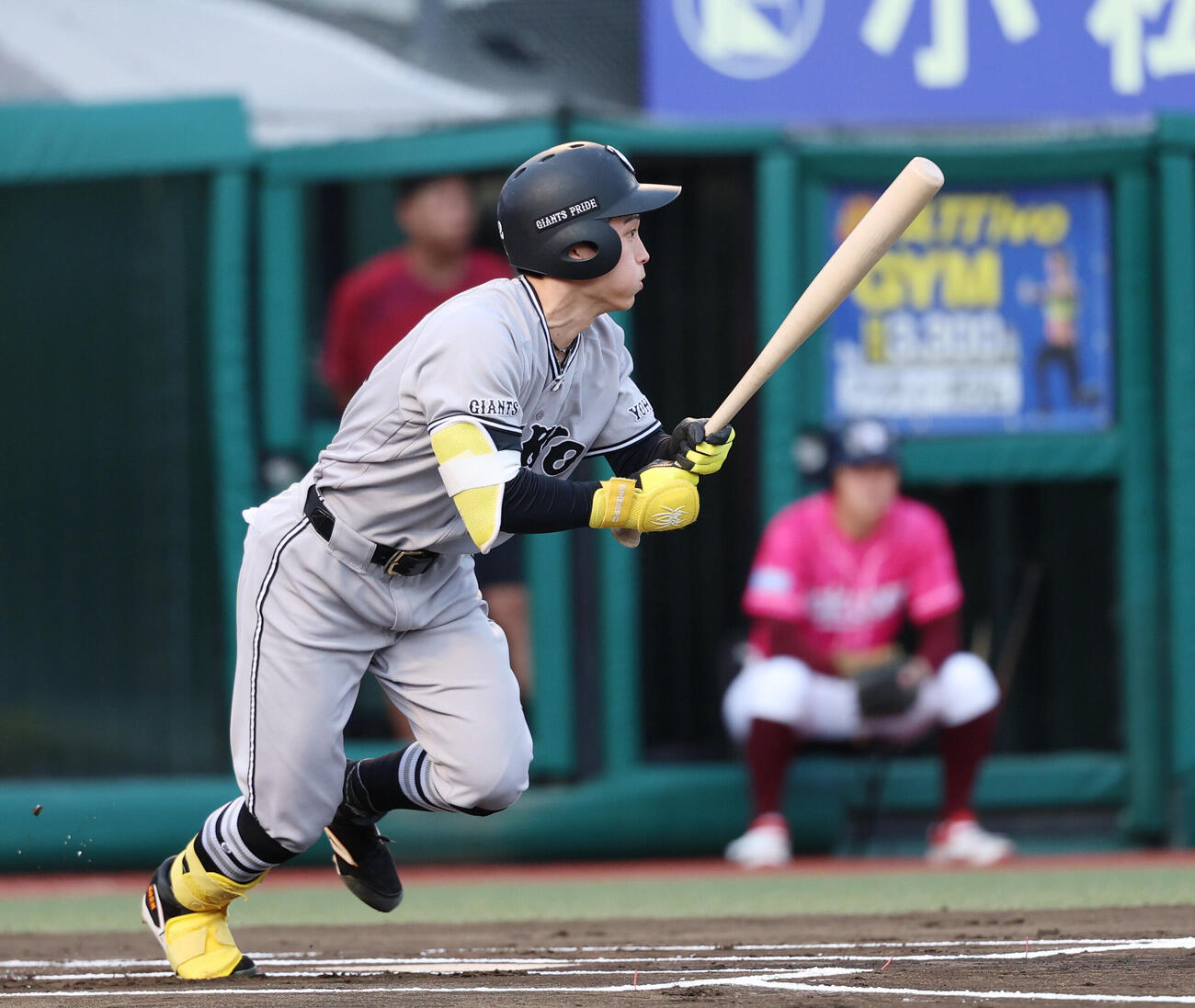 楽天対巨人　1回表巨人無死、安打を放つ浦田俊輔（撮影・増田悦実）