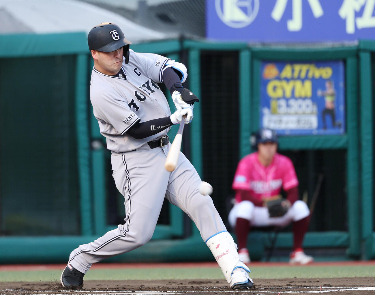 楽天対巨人　1回表巨人1死一塁、安打を放つ岸田行倫（撮影・増田悦実）