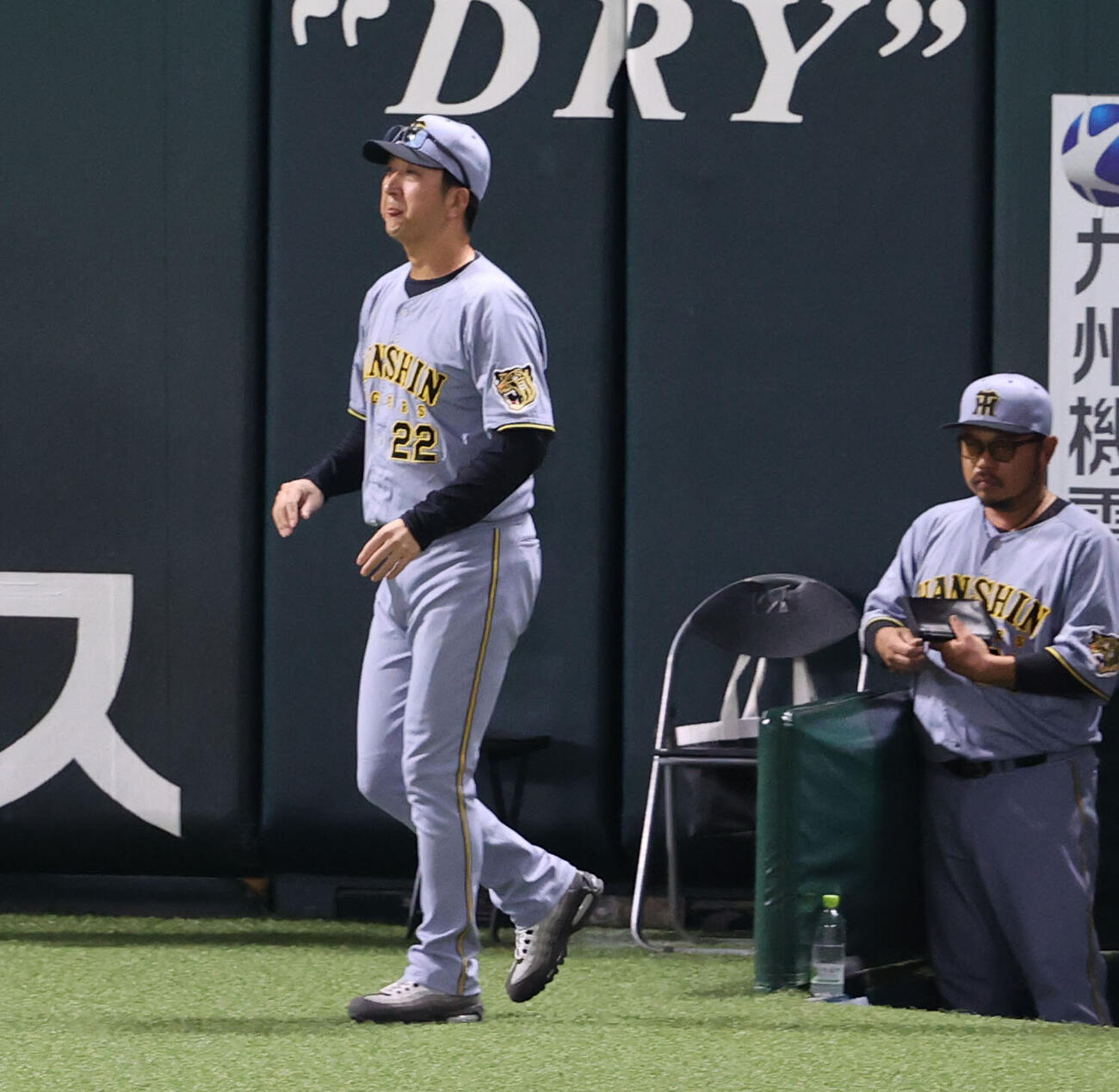 ソフトバンク対阪神　選手交代を告げるためにベンチを出る阪神藤川球児監督（撮影・梅根麻紀）