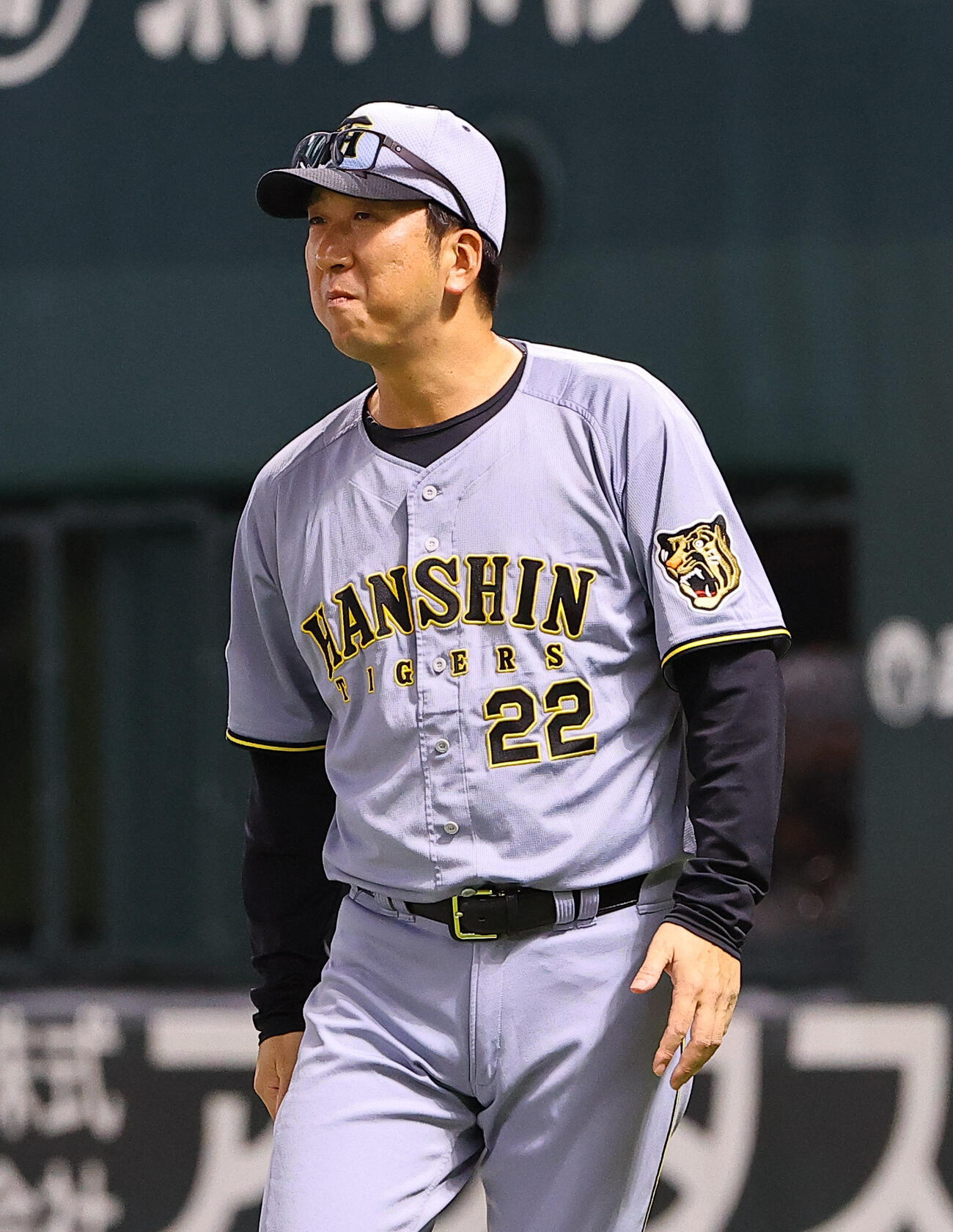 ソフトバンク対阪神　選手交代を告げる藤川球児監督（撮影・上田博志）=みずほPayPayドーム