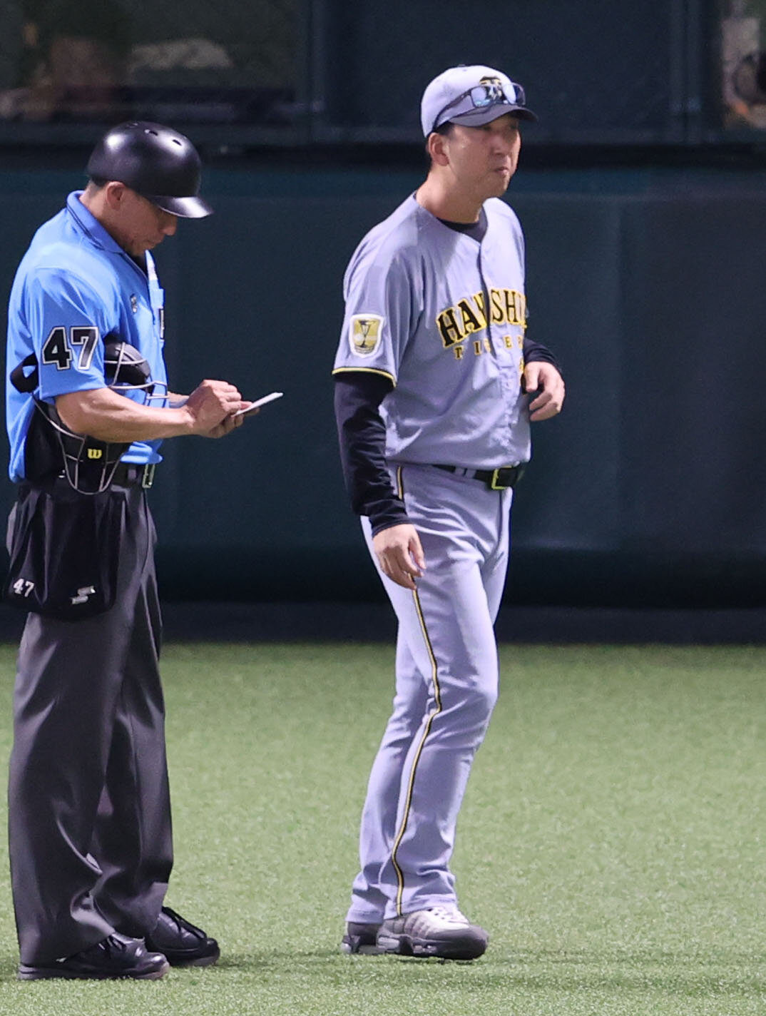 ソフトバンク対阪神　審判に選手交代を告げた阪神藤川球児監督（撮影・梅根麻紀）