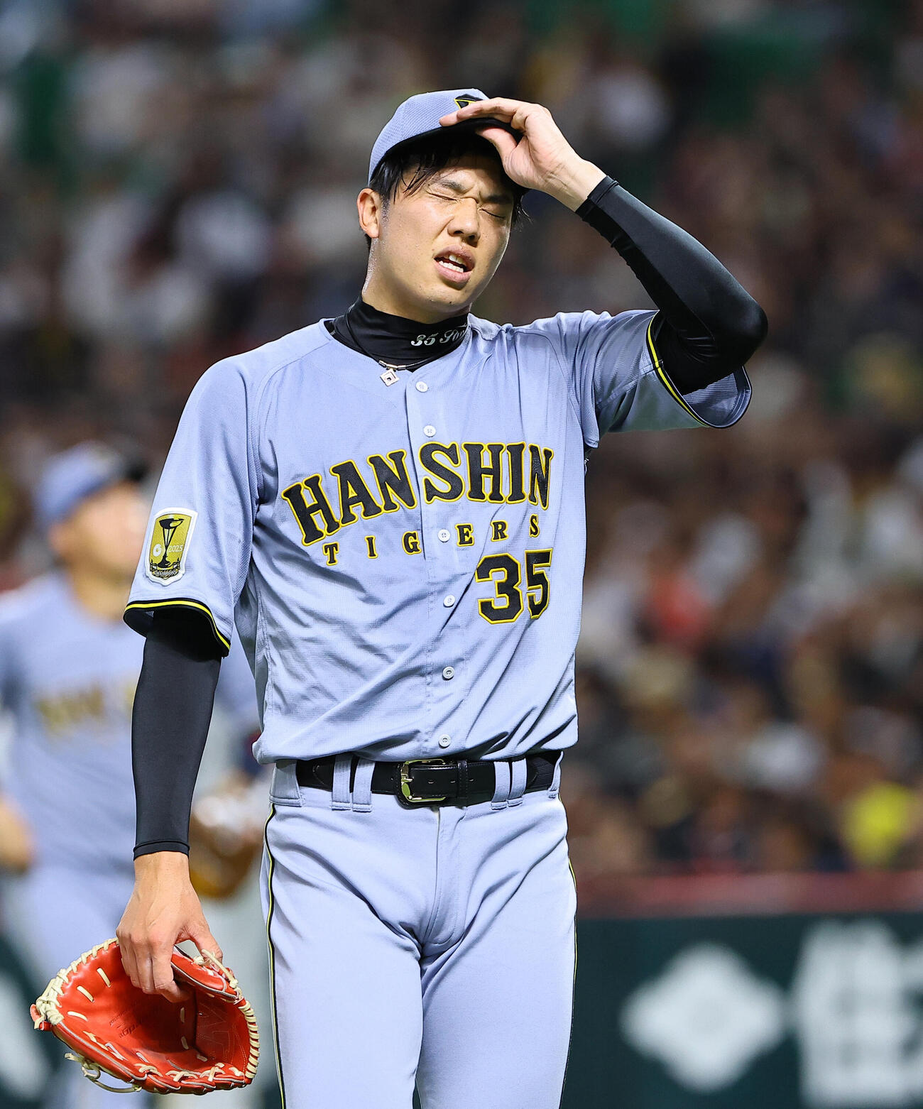 ソフトバンク対阪神　2回、追加点を許した才木浩人は悔しそうな表情を見せる（撮影・上田博志）