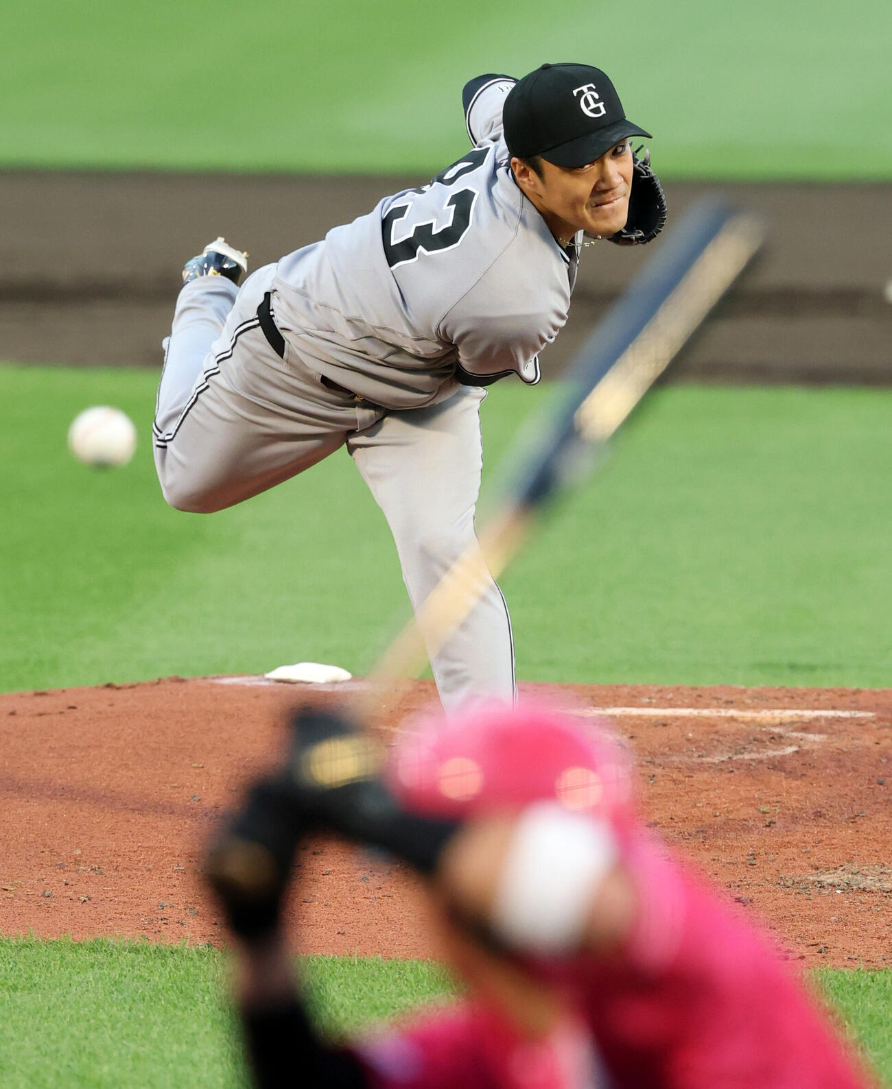 楽天対巨人　古巣との対決で力投する巨人先発の則本昂大（撮影・浅見桂子）＝2026年6月9日