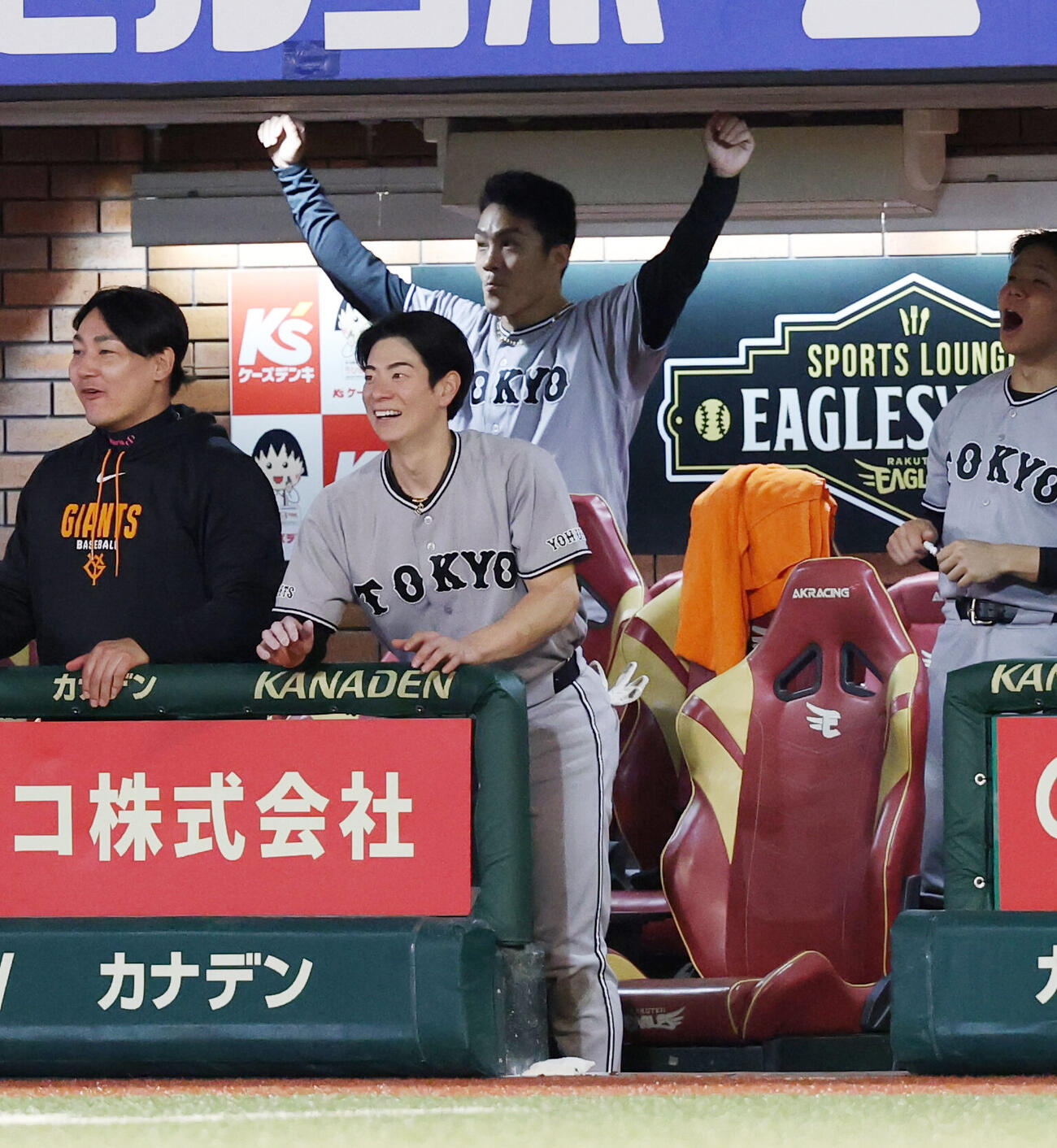 楽天対巨人　7回表巨人無死、岸田行倫がソロ本塁打を放ち、ベンチでガッツポーズする則本昂大（撮影・浅見桂子）