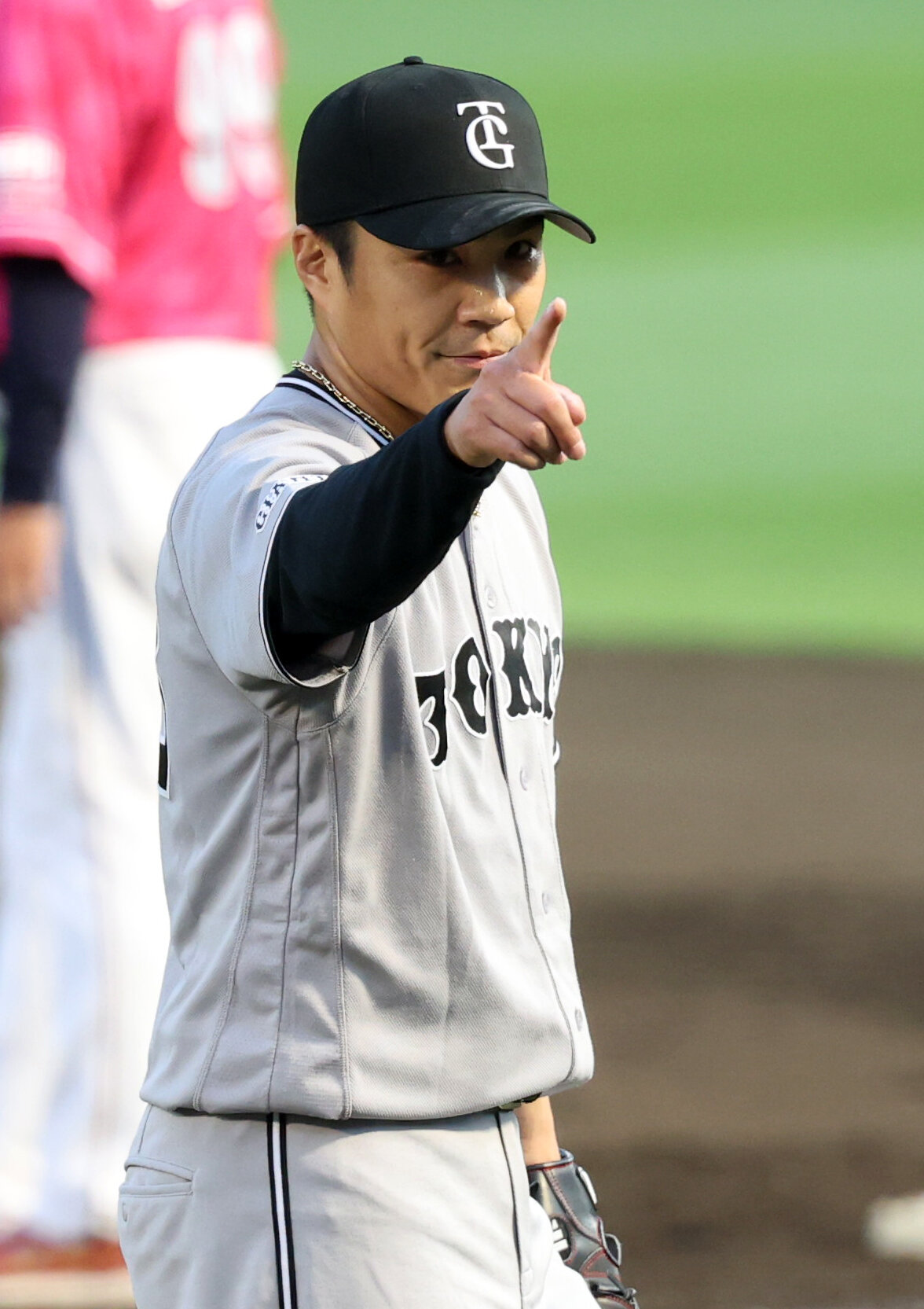 楽天対巨人　2回裏楽天2死一、二塁、中島大輔を一邪飛に仕留め、指さす則本昂大（撮影・浅見桂子）