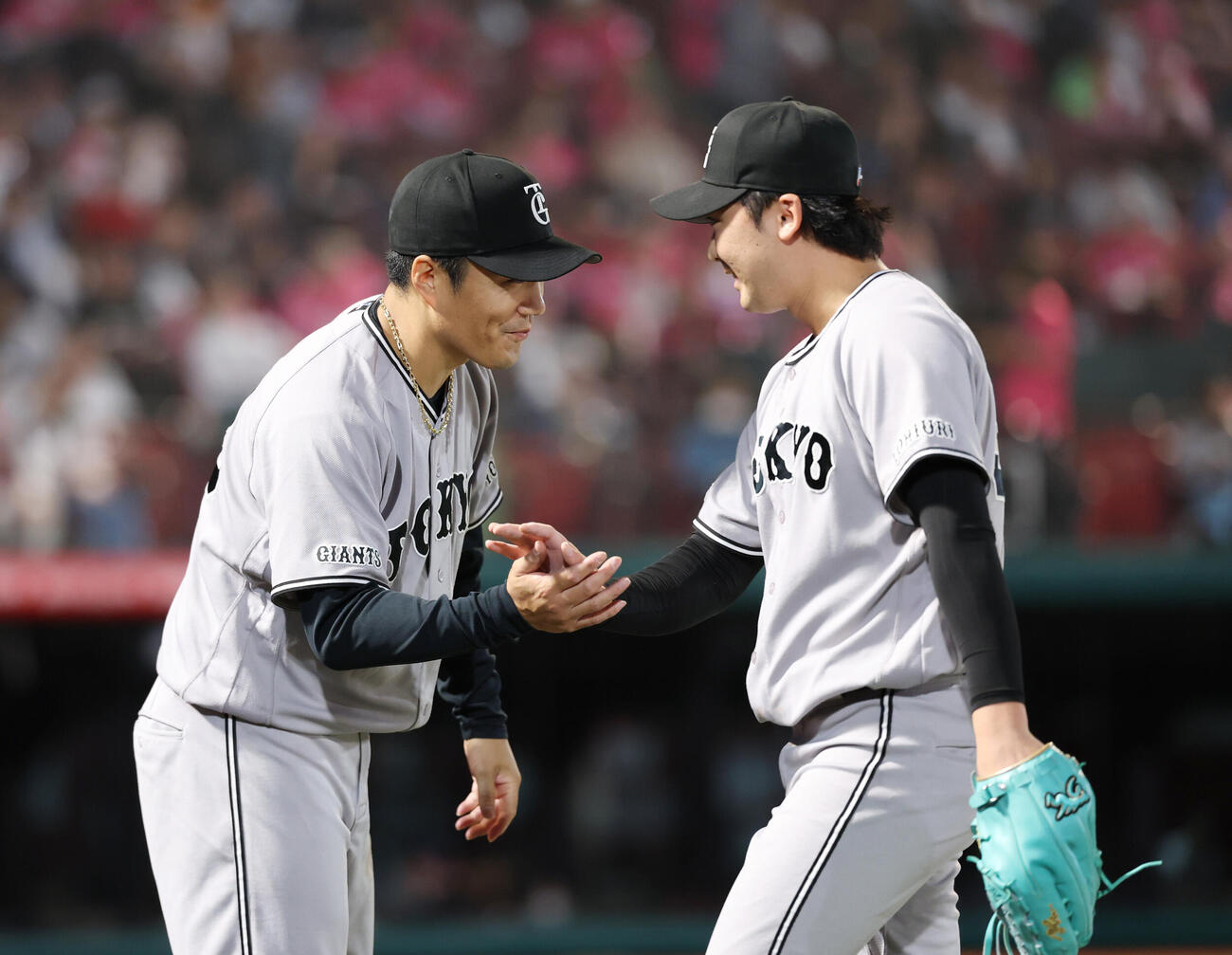 楽天対巨人　船迫大雅（右）を出迎える則本昂大（撮影・増田悦実）＝2026年6月9日