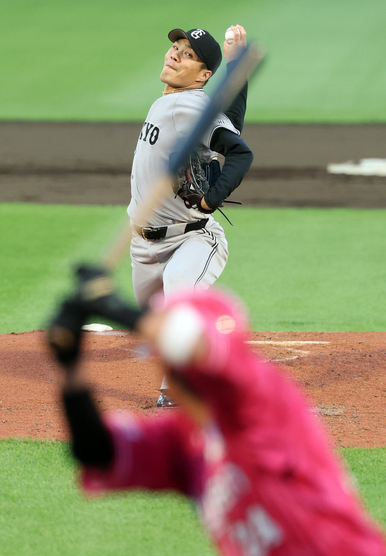 楽天対巨人　古巣との対決で力投する巨人先発の則本昂大（撮影・浅見桂子）