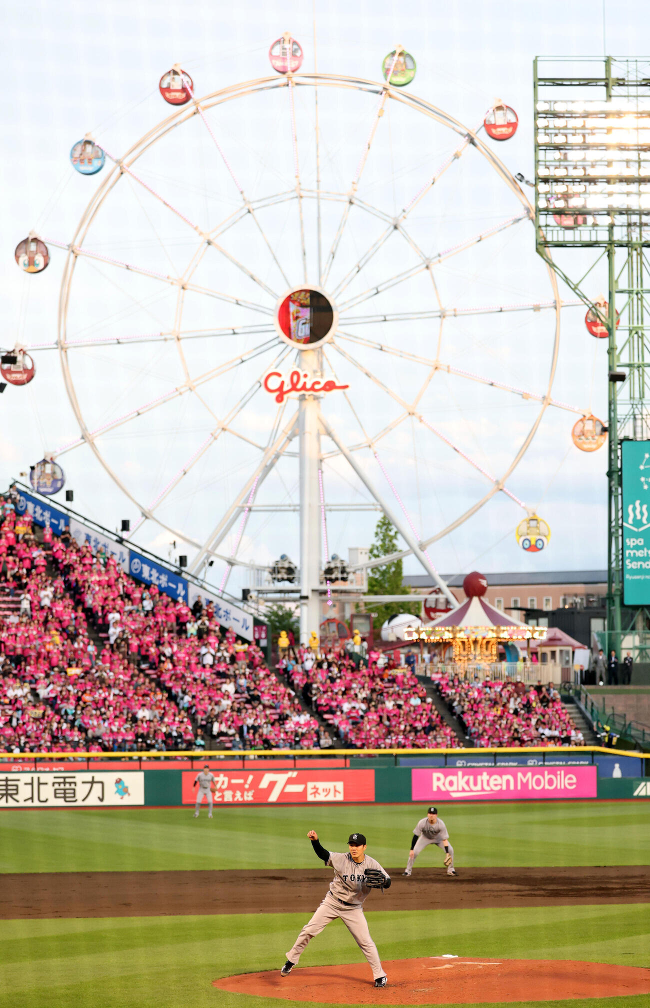 楽天対巨人　古巣との対決で観覧車を背に力投する巨人先発の則本昂大（撮影・浅見桂子）