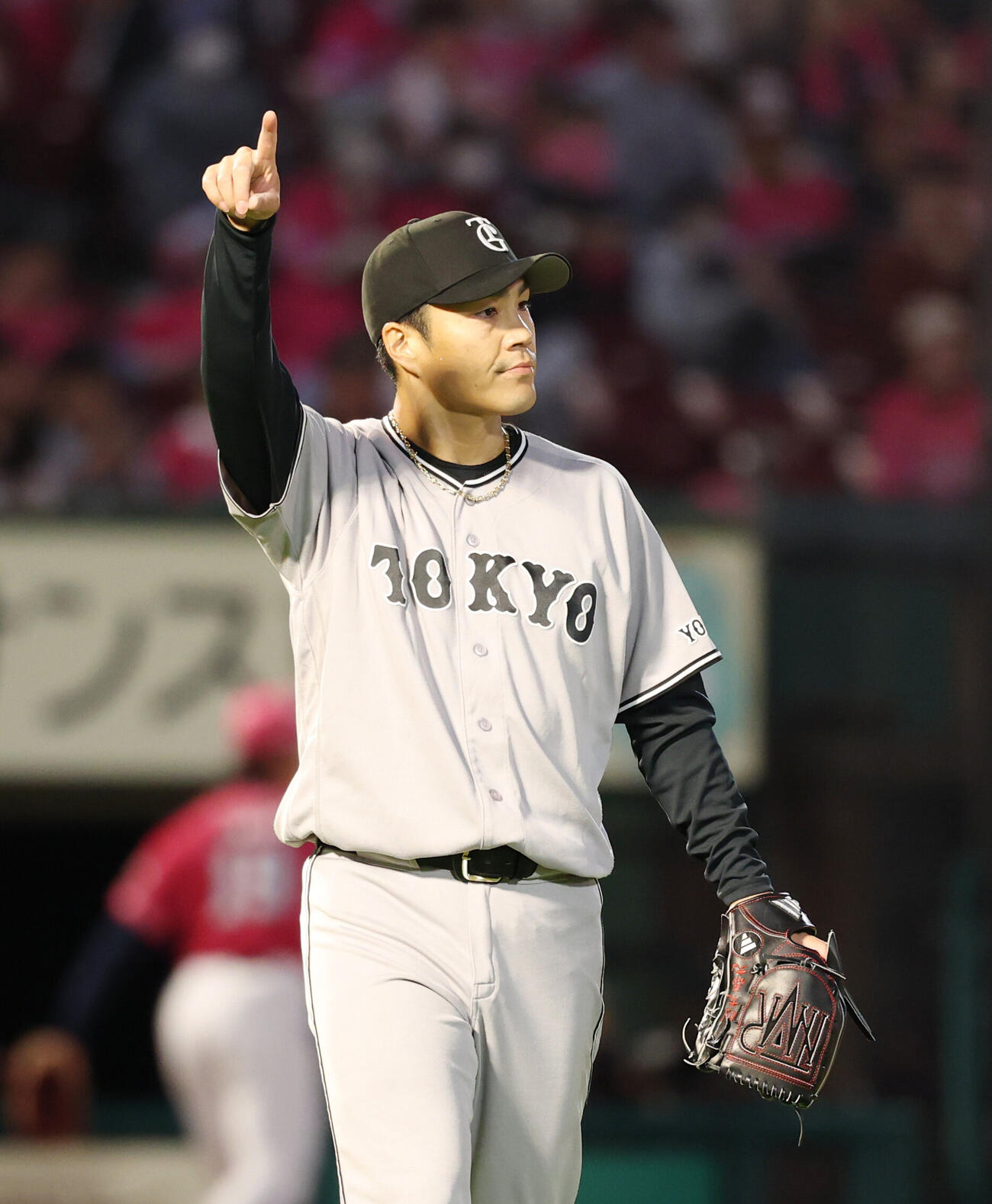 楽天対巨人　4回裏1死一塁、右飛を捕球した佐々木俊輔に合図を送る則本昂大（撮影・増田悦実）